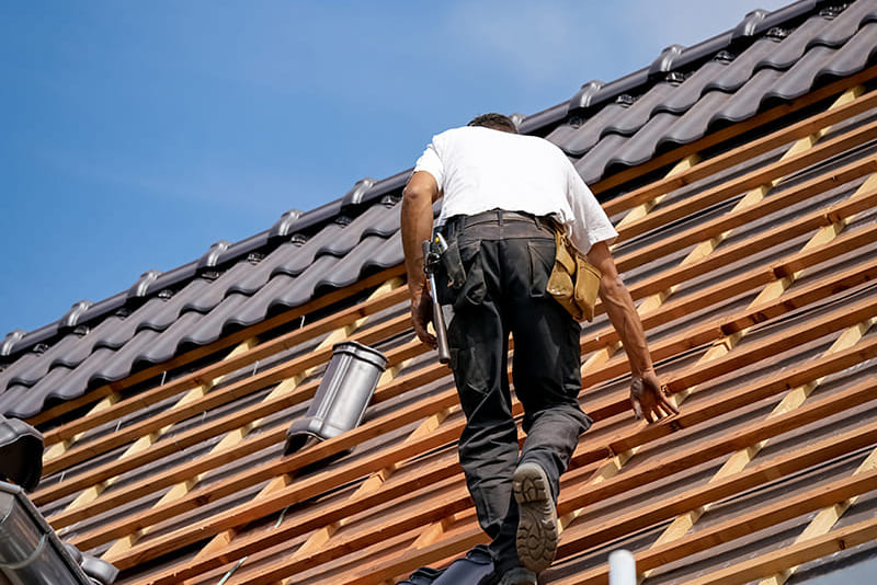 Dachdecker auf dem Dach