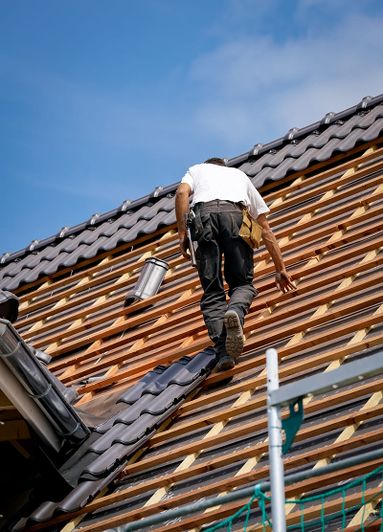 Dachdecker auf dem Dach